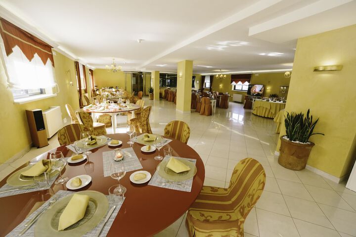 Dining 50 of 77