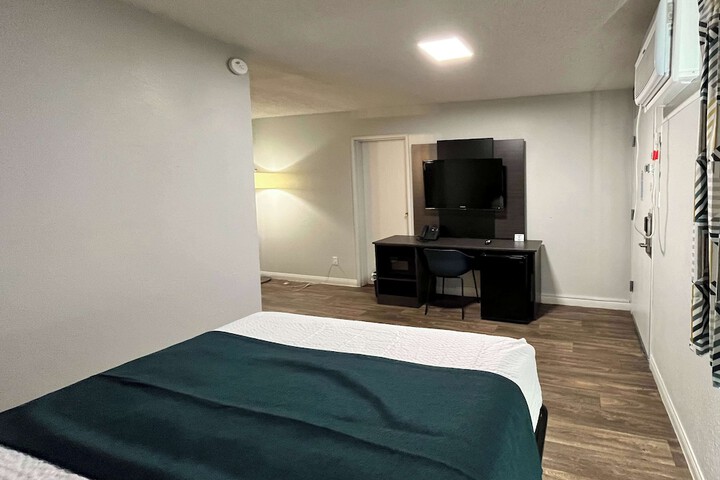 1 Queen Bed (9 of 10)
