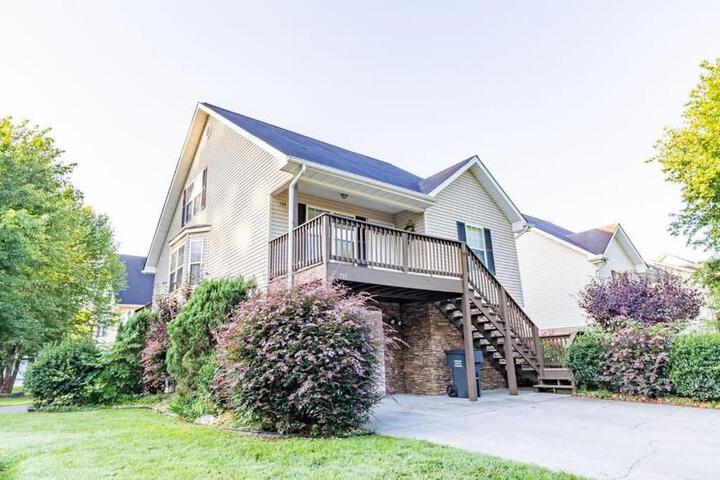 Cozy Pigeon Forge home w hot tub near river