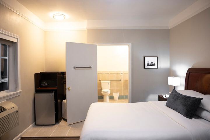 Room 32 of 65