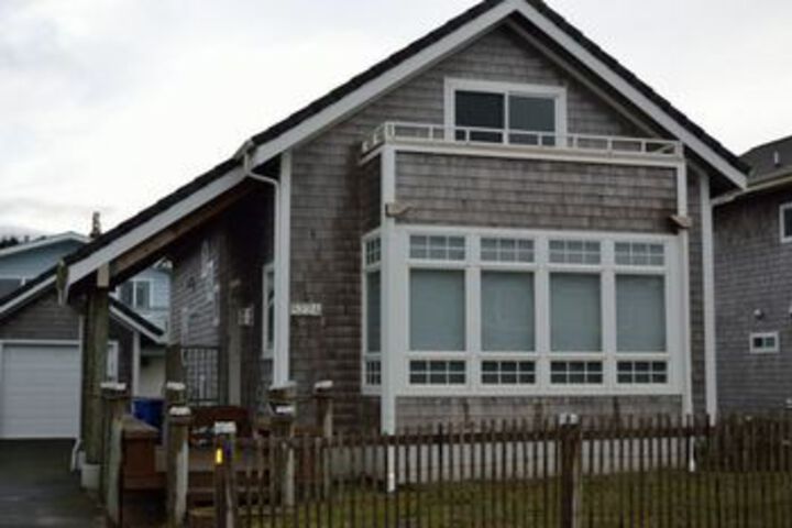 The Tides Inn in Lincoln City 4 Br Home by RedAwning