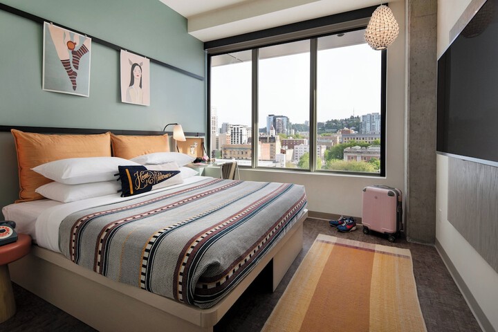 Room 9 of 48