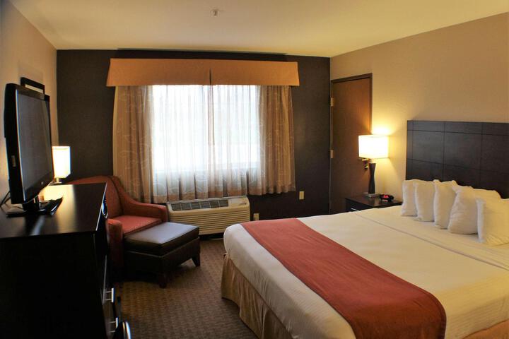 1 King Bed Sofa Bed Oversized Room, Microwave and Refrigerator High Speed Internet AC (9 of 12)