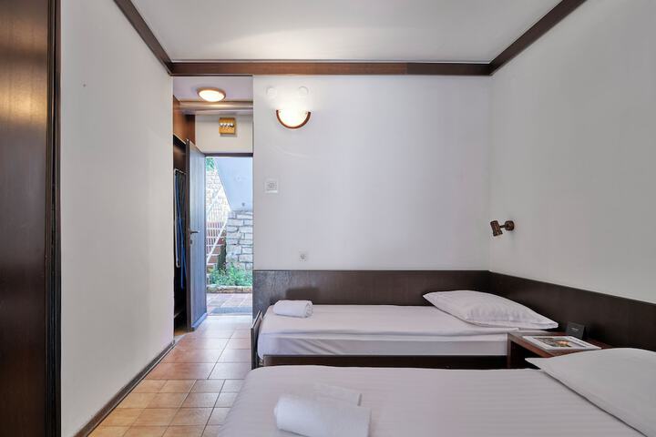 Room 9 of 32