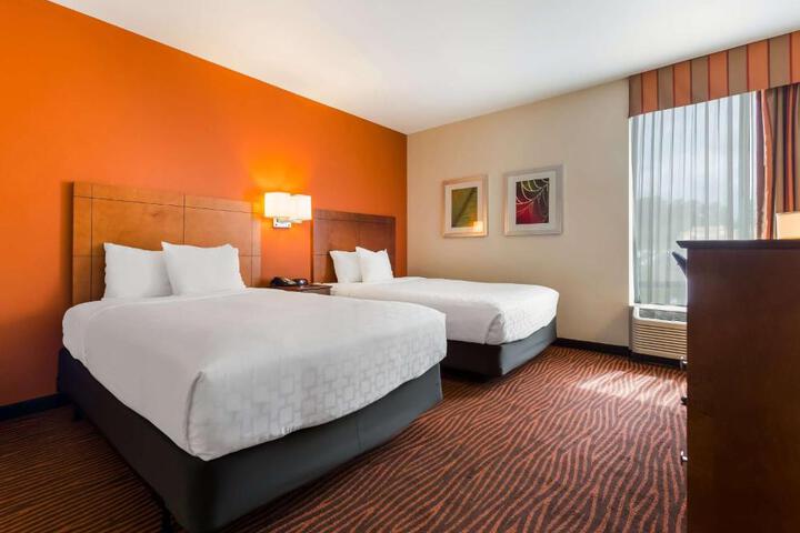 1 Queen Bed Sofa Bed Sitting Area Microwave and Refrigerator High Speed Internet Accessible Full Breakfast (24 of 26)