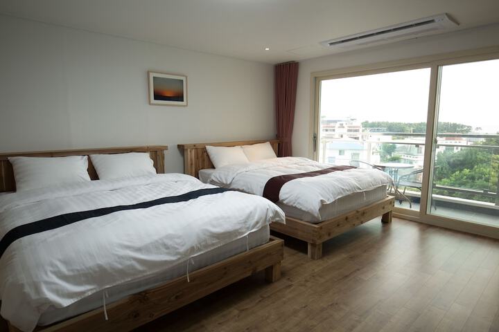 Room 3 of 77