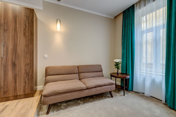 Room 7 of 19