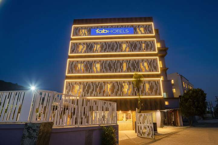 Fabhotel The Royal Park