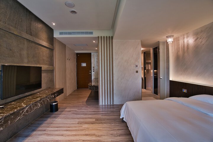 Room 6 of 16