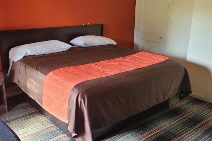 1 King Bed (3 of 14)