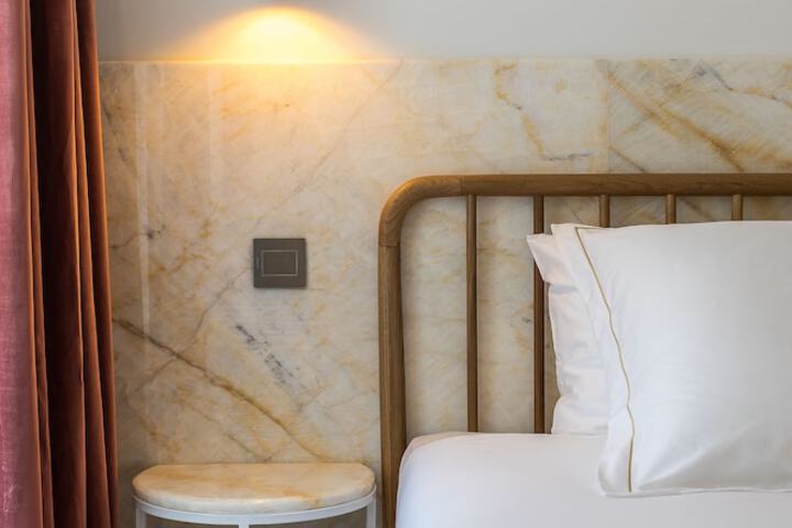 Room 10 of 77