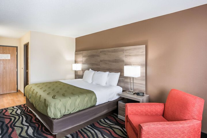 1 King Bed Business Room (1 of 15)