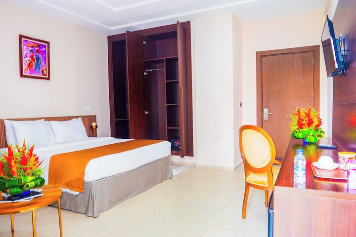 Room 4 of 13
