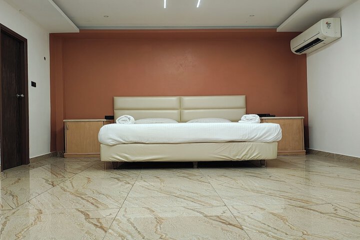 Room 7 of 13
