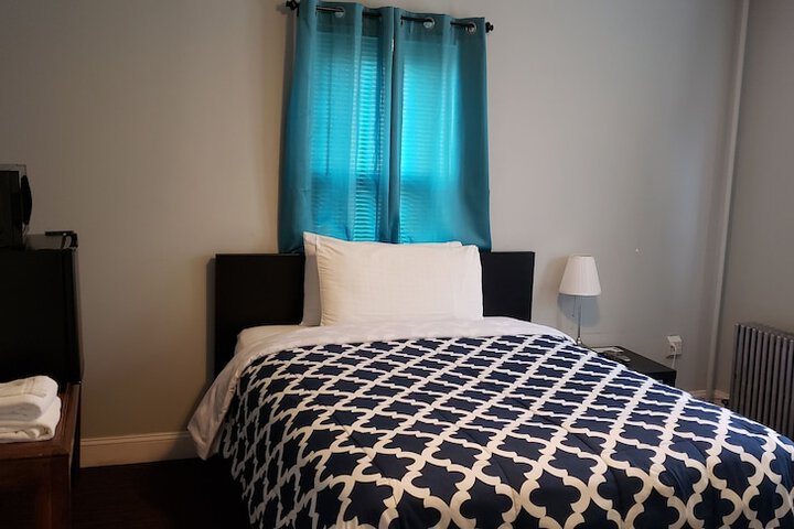 1 Queen Bed (8 of 8)