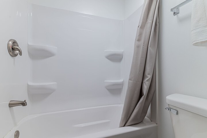 1 Queen Bed (1 of 3)