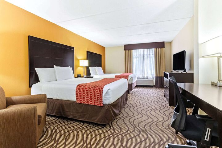 2 Queen Beds (3 of 4)