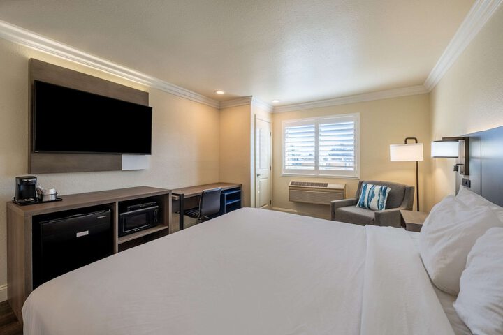 1 King Bed (1 of 5)