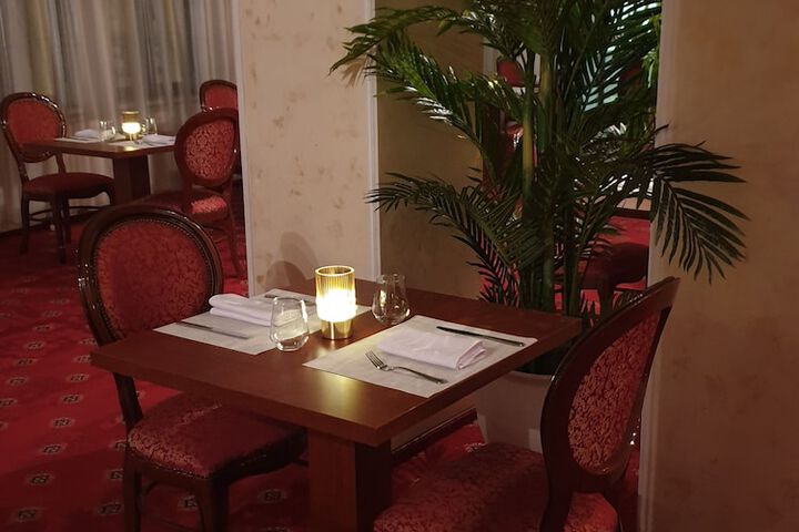 Dining 24 of 28