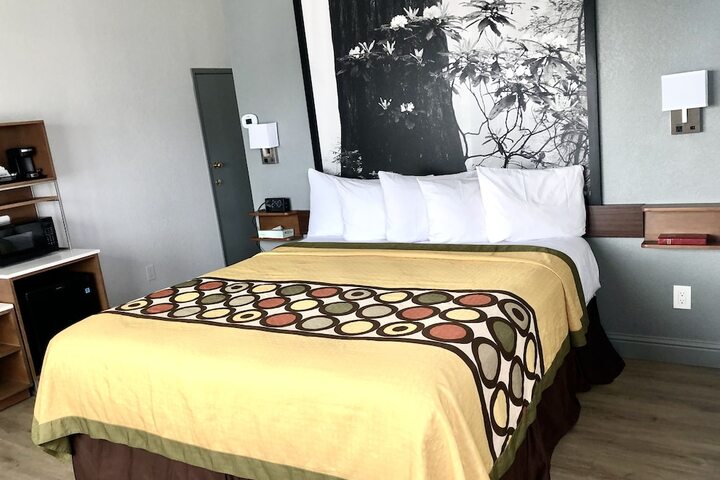 1 King Bed (3 of 23)