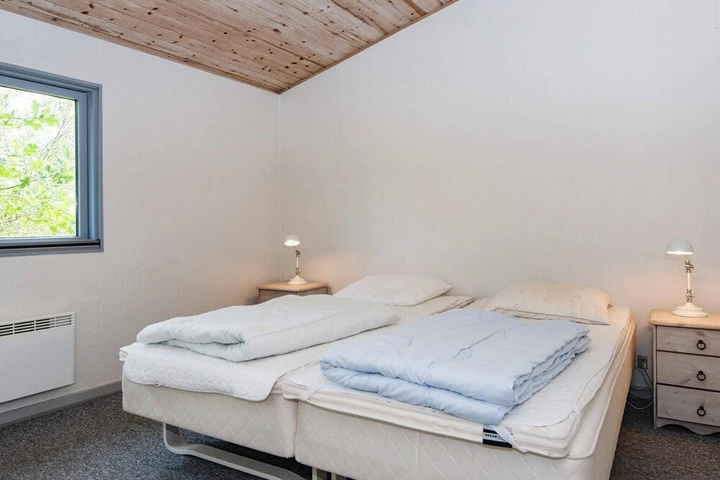 Room 4 of 16