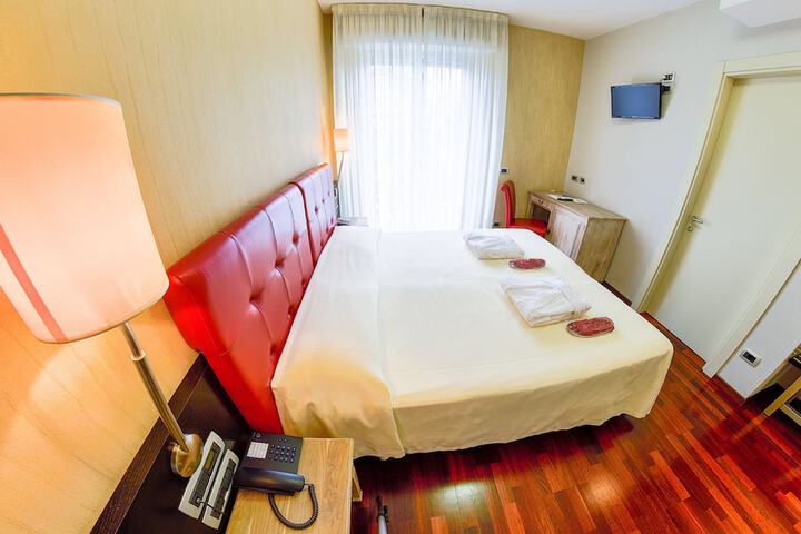 Room 8 of 28