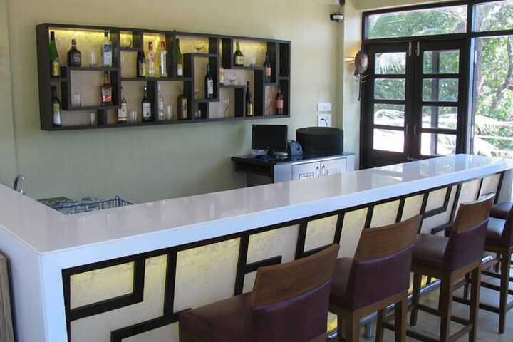 Lounge 44 of 49