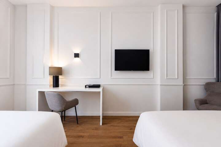Room 32 of 93