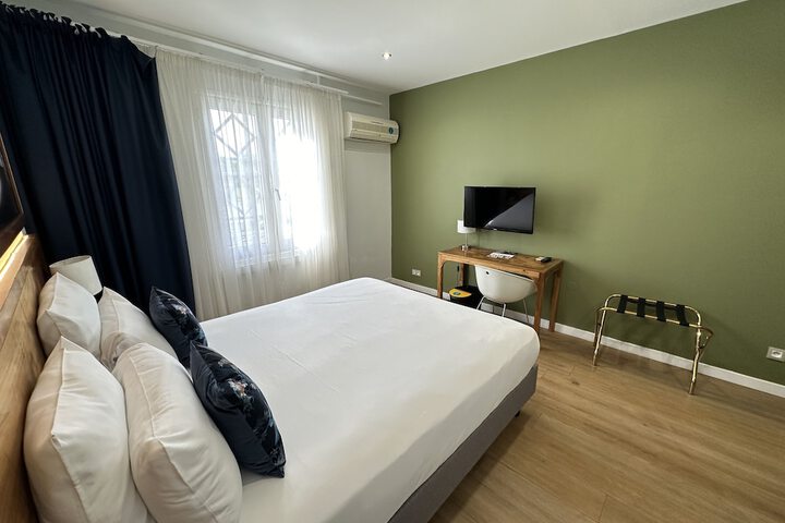 Room 6 of 38