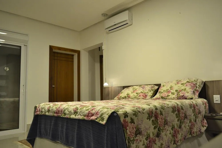 Room 4 of 12