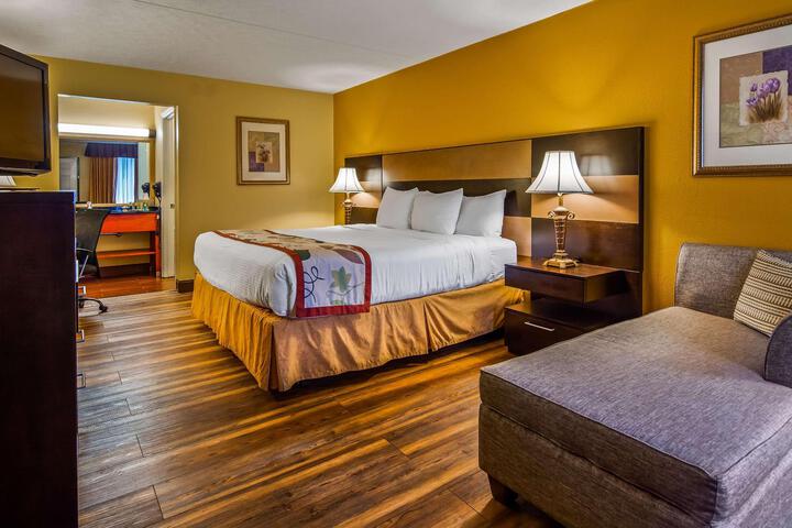 1 King Bed Upstairs High Speed Internet Accessible Microwave and Refrigerator, Continental Breakfast (10 of 16)