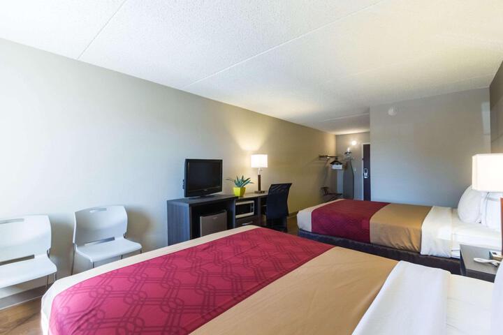 2 Queen Beds (5 of 13)