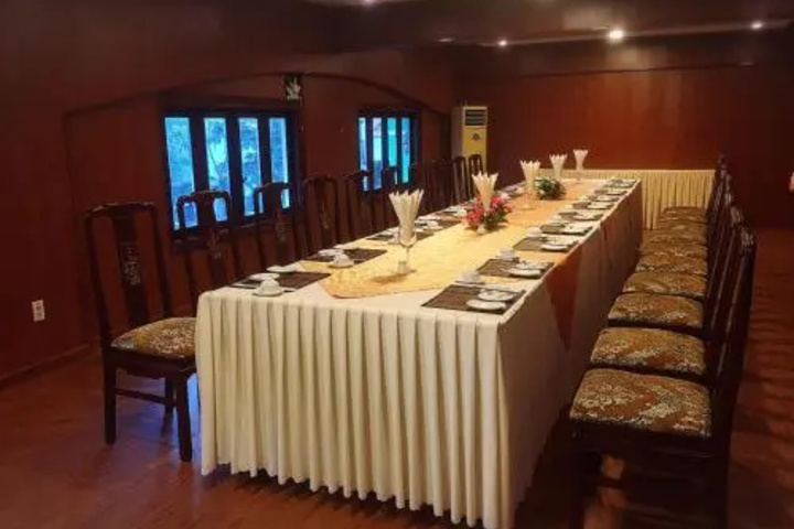 Dining 17 of 19