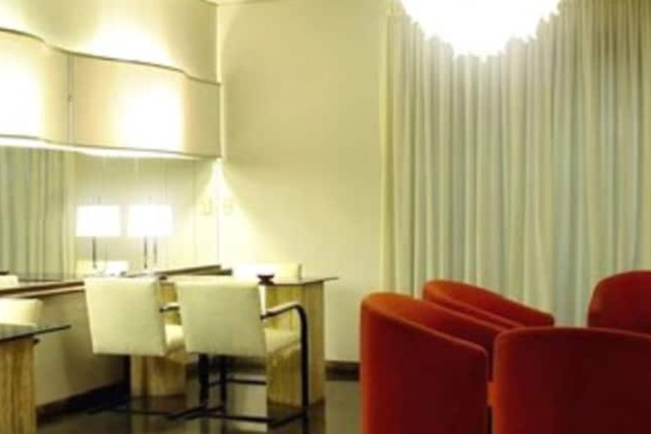 Lounge 31 of 59