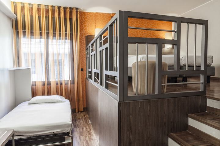 Room 32 of 101