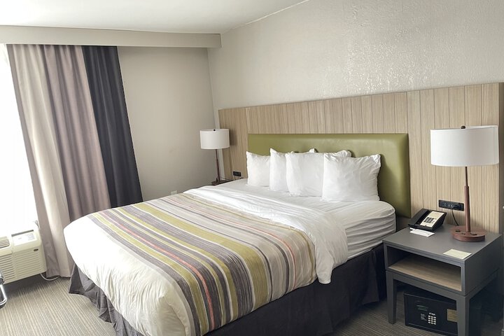 1 King Bed (4 of 20)