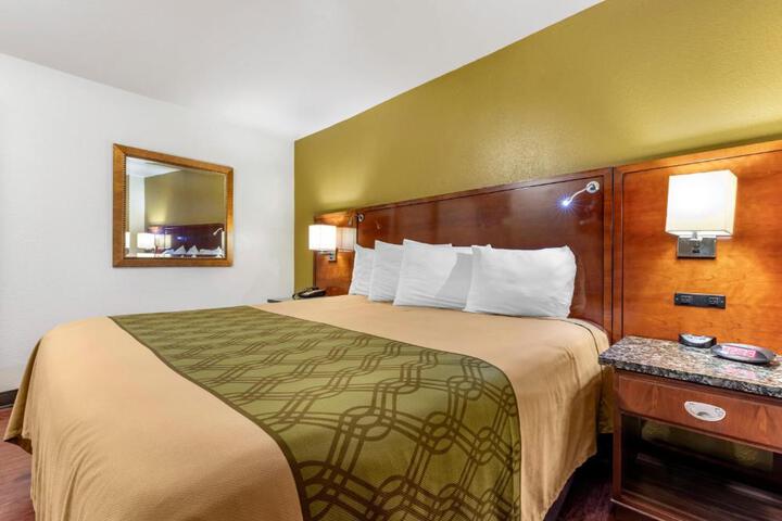 1 King Bed (2 of 14)