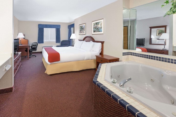 1 King Bed (3 of 10)