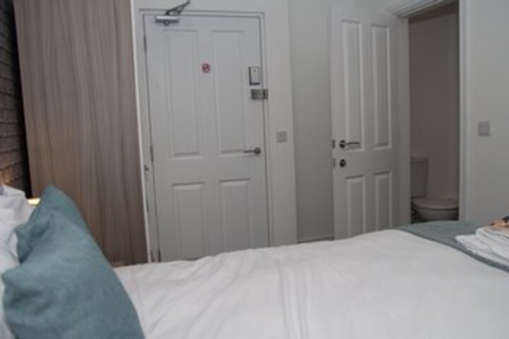 Room 17 of 36