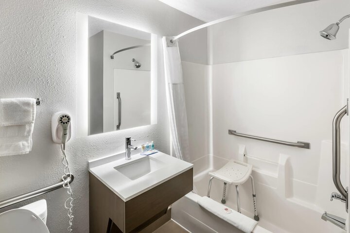 Room 4 of 32