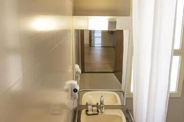 Room 32 of 69