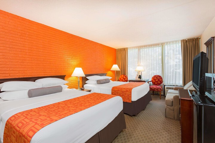 2 Queen Beds (3 of 5)