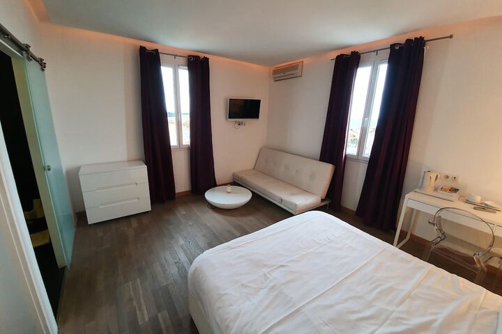 Room 10 of 24