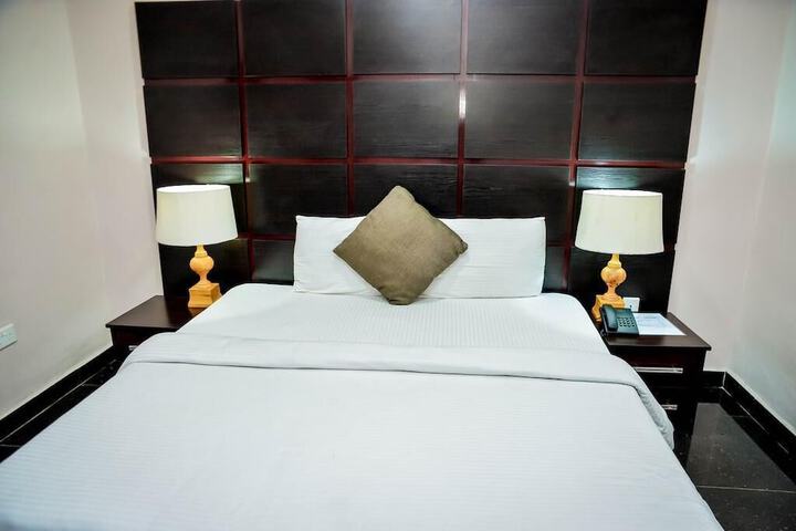 Room 4 of 10