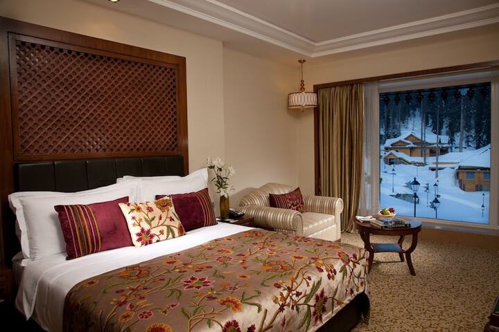 Room 4 of 63