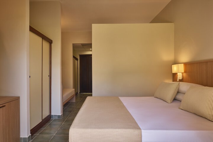 Room 4 of 25