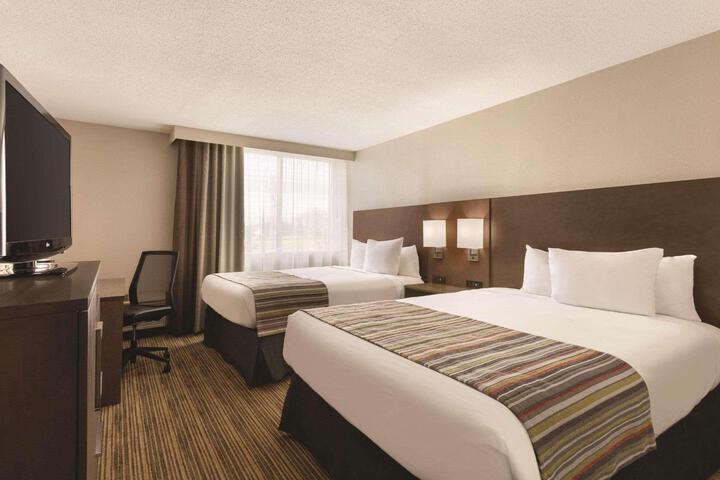 2 Queen Beds (2 of 3)