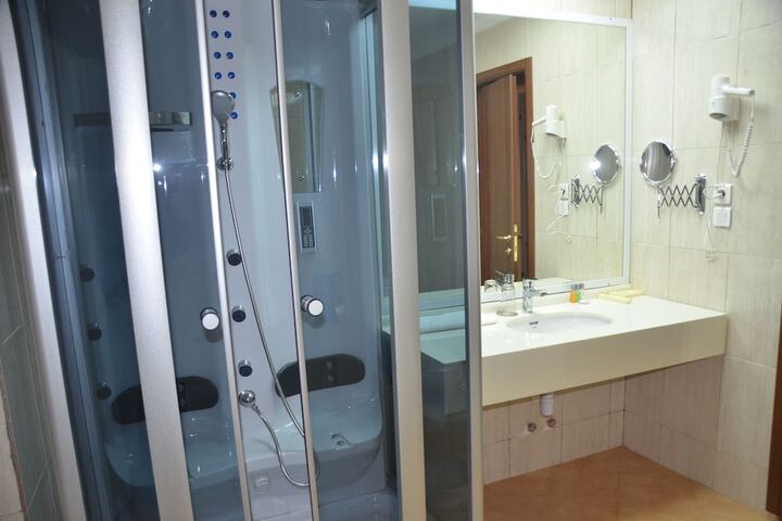 Room 18 of 28