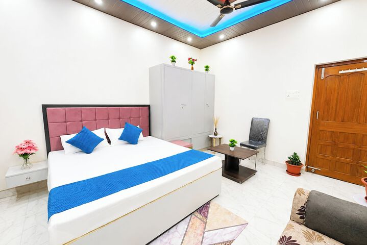 Room 7 of 12