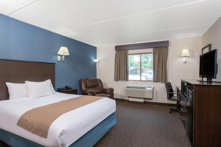 2 Queen Beds (7 of 10)